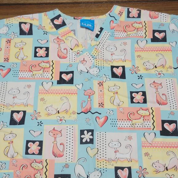 Cats & Hearts Scrub Top (High Quality Basic Scrubs) - Size Small - Picture 2 of 4